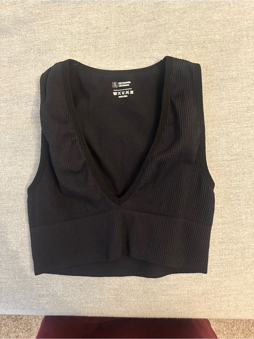 Black athletic Ribbed V-Neck Cropped Tank size small